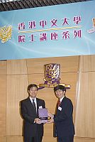 在「院士講座系列」上，中大副校長楊綱凱教授（右）向中國工程院常務副院長潘雲鶴院士致送紀念品